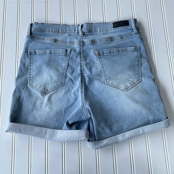 NICOLE MILLER WOMENS LIGJT BLUE SHORTS WITH POCKETS ROLLED CUFF - Picture 6 of 7